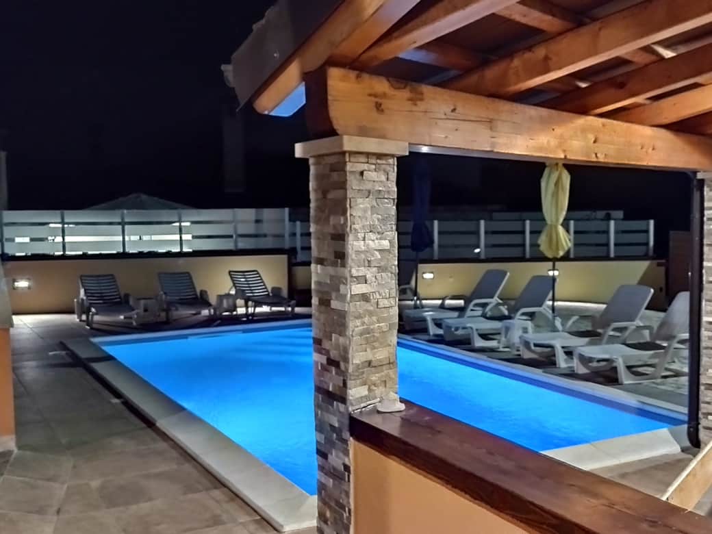 Vista notturna della piscina dall'ingresso