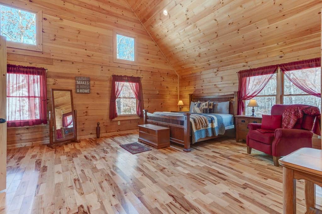 Bella Cabina Oversized Master Bedroom with King Size Bed