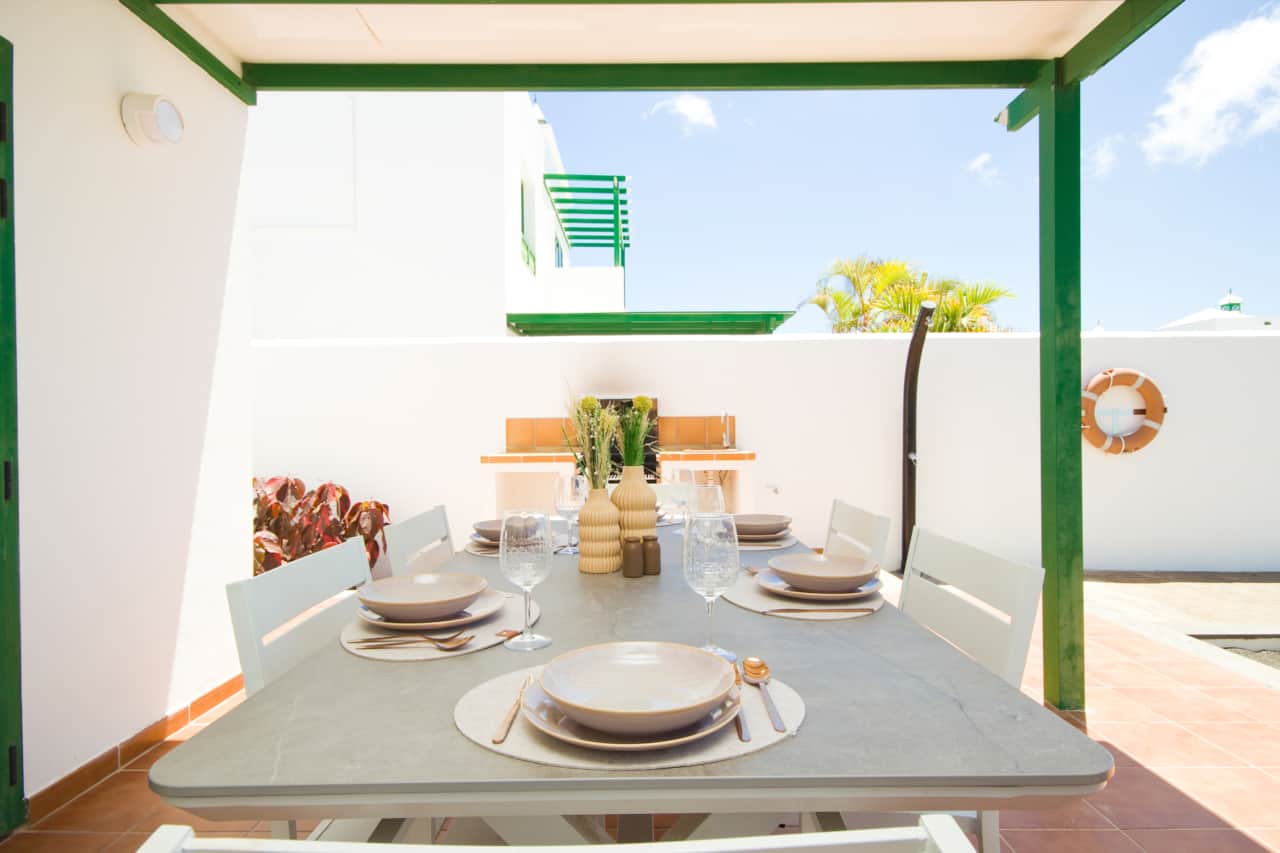 Terraza exterior equipada para vacaciones en Lanzarote, Playa Blanca  Villa Costa Papagayo 1