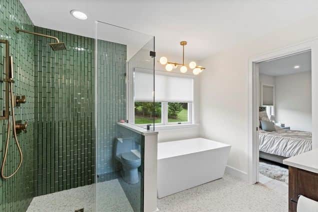 Queen bedroom en suite (2nd story)