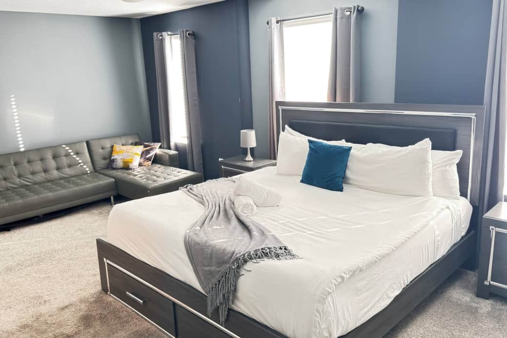 Upstairs Bedroom with King Size bed, Sleep Couch and 55" Smart TV