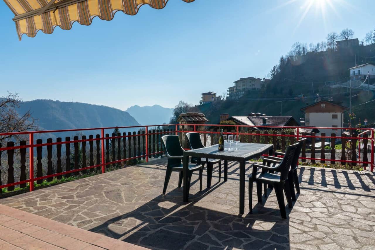 Terrazza con amaca e tavolo dove gustarsi un bel bicchiere di vino, rilassarsi e passare delle belle giornate al sole e in compagnia, ammirando il fantastico panorama delle montagne