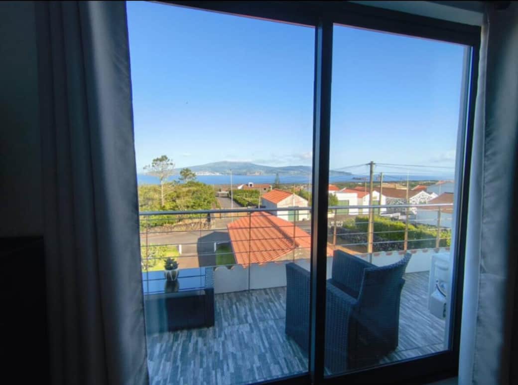 Vista do janelão da sala de estar/cozinha.