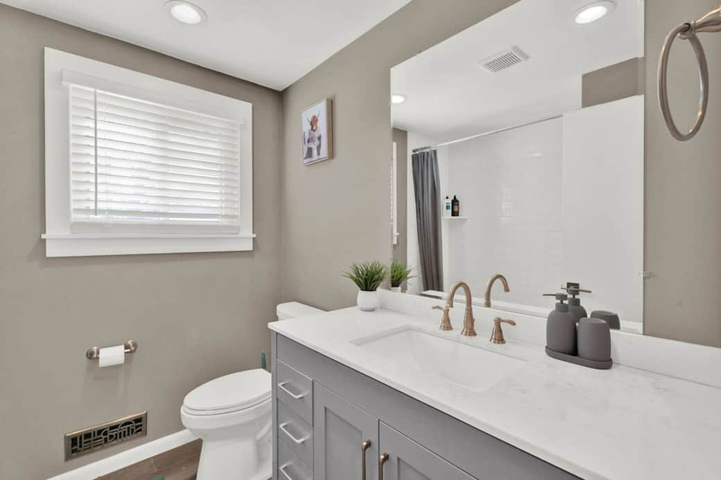 • Handsoap
• Bodywash
• Shampoo
• Conditioner
• Hairdryer (in bottom vanity drawer)
• Kleenex
• Plenty of towels and washcloths provided.
⟬upper level⟭