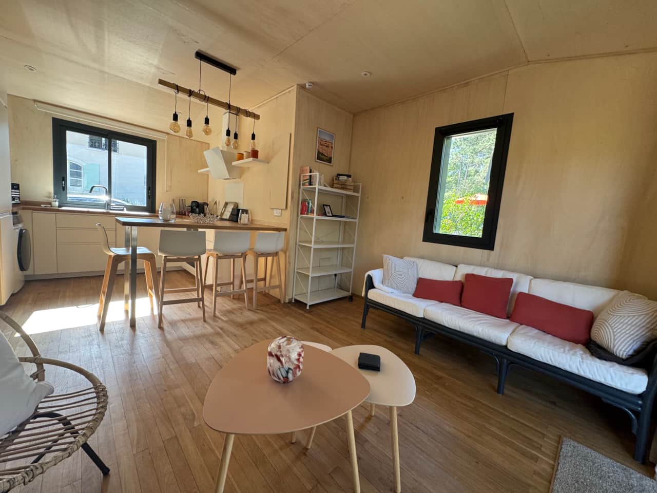 Espace repas chaleureux et cuisine ouverte pour vos séjours en famille ou entre amis