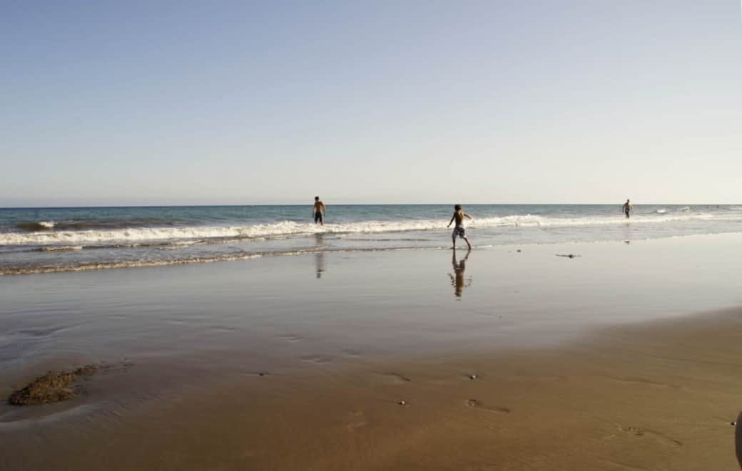 Rocadelmar1 kids playing at beach el pirata