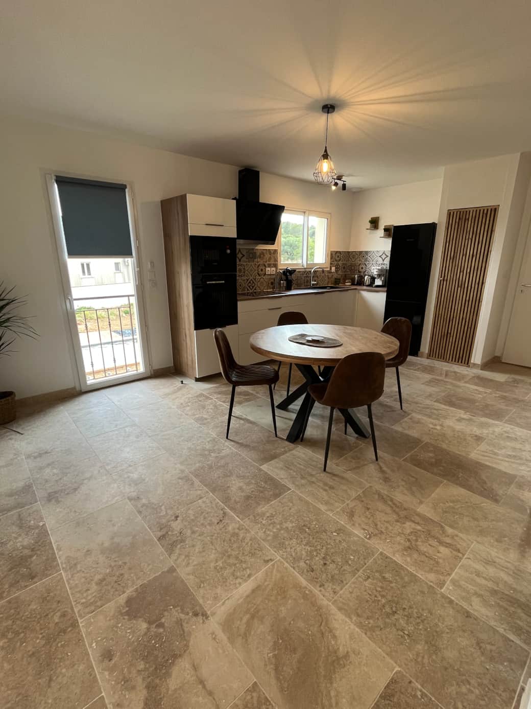 The dining area and equipped kitchen