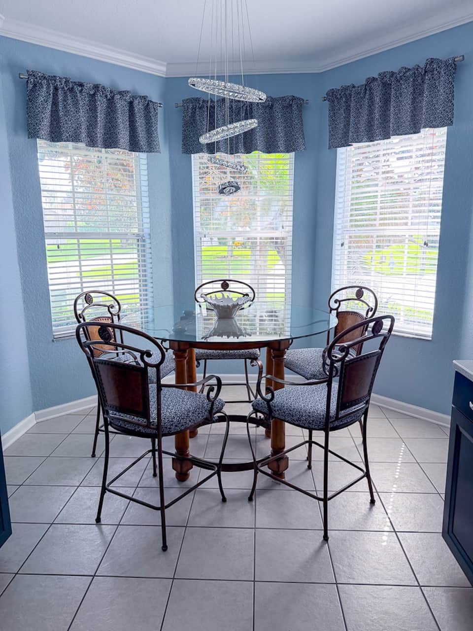 Breakfast nook with beautiful view of the palm trees and neighborhood