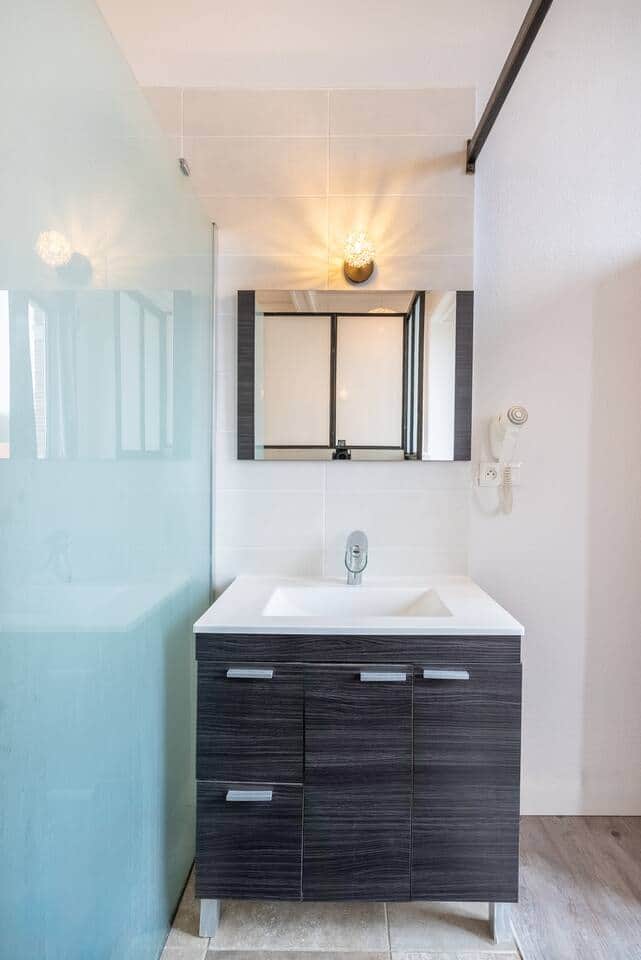 Baignoire spa avec fenêtre lumineuse