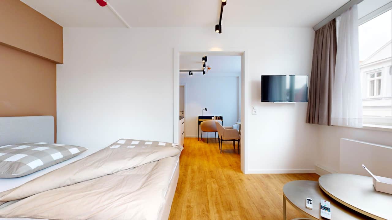Heller und großzügiger Wohnbereich mit Essbereich im N°8A Boardinghouse