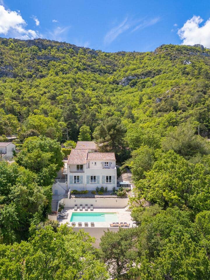 Le Mas de l'Etoile dans son écrin de verdure.