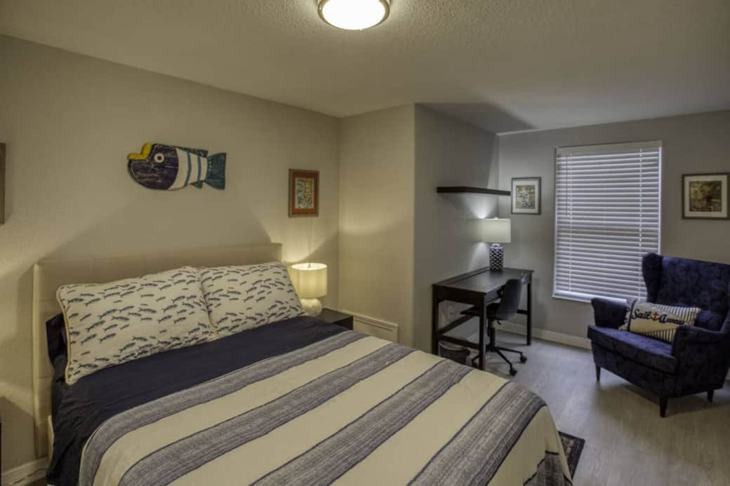 Fish Room - Queen Bed - also has desk/chair 