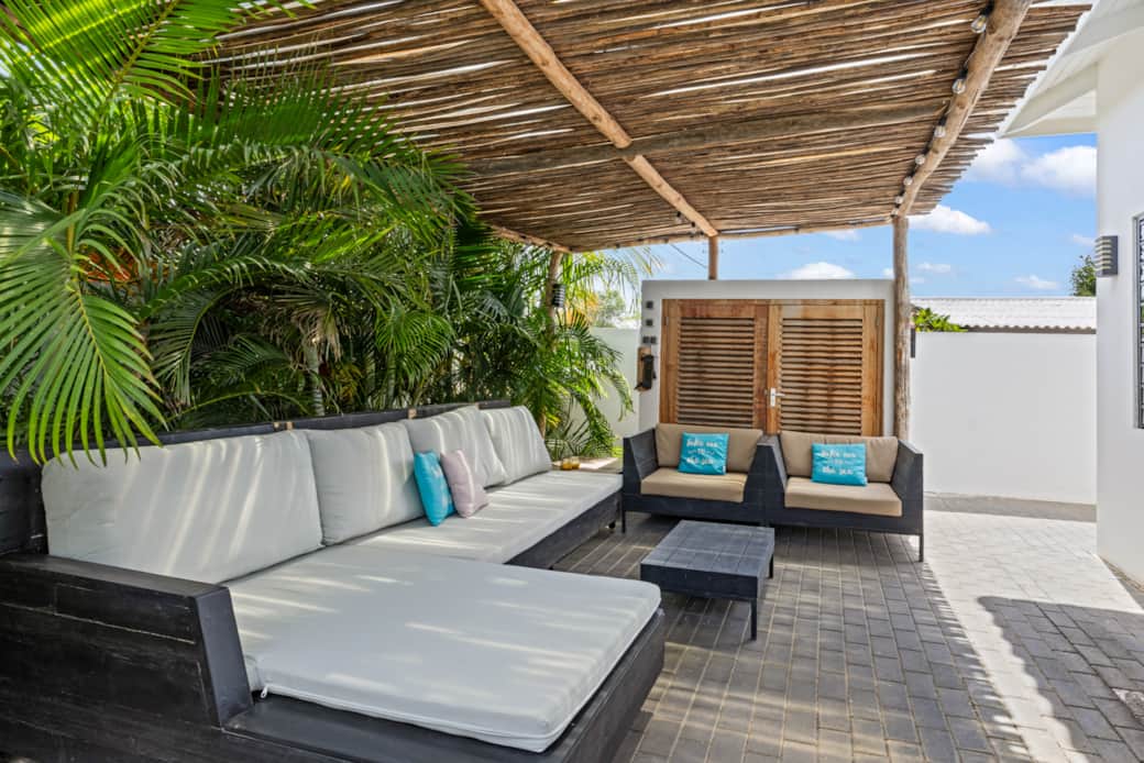 Fijne loungeplek zijkant huis