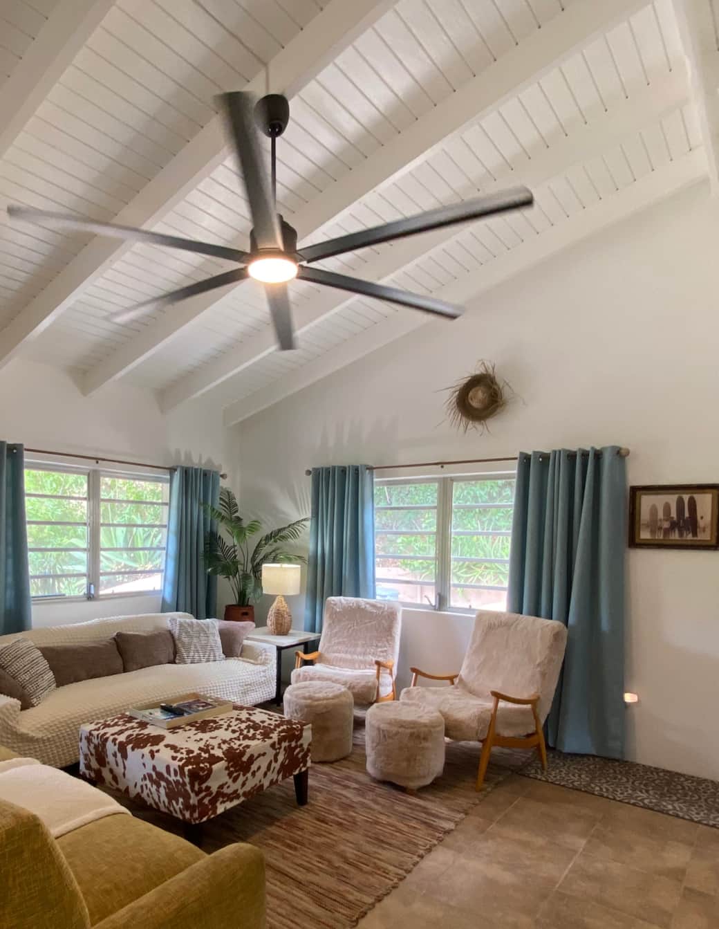 Surfer Shack living area with large TV, plenty of sitting space and king size sofa bed