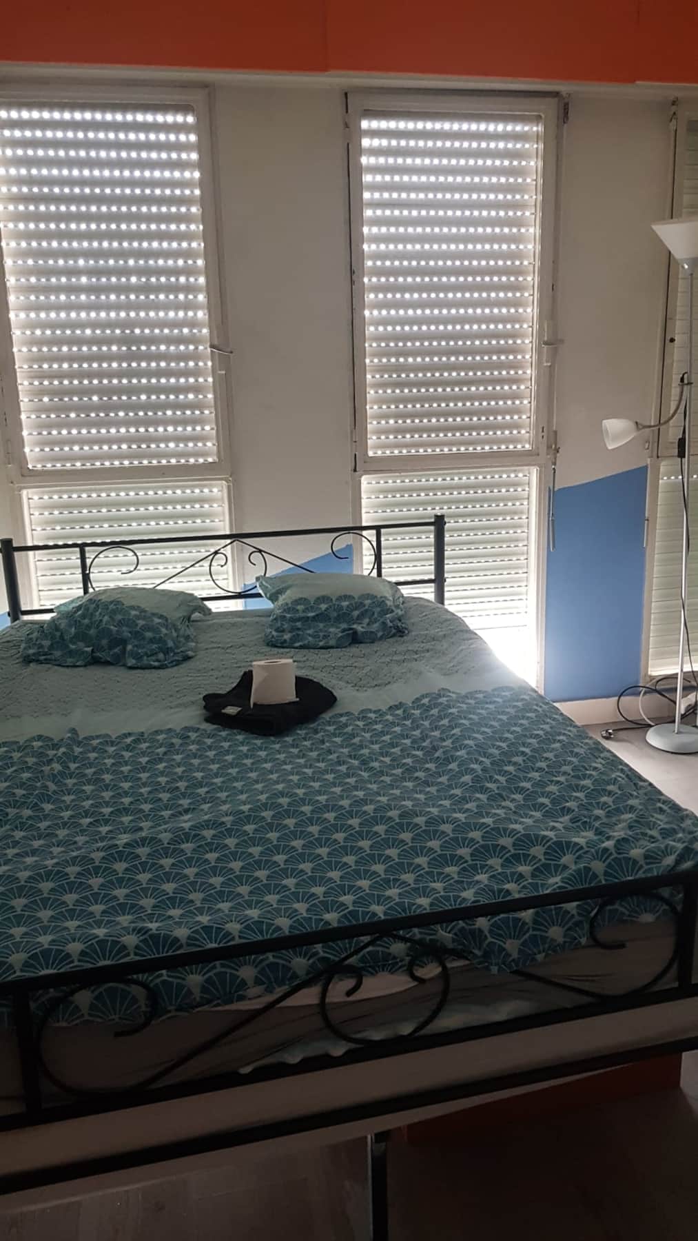 Chambre avec grandes fenètres