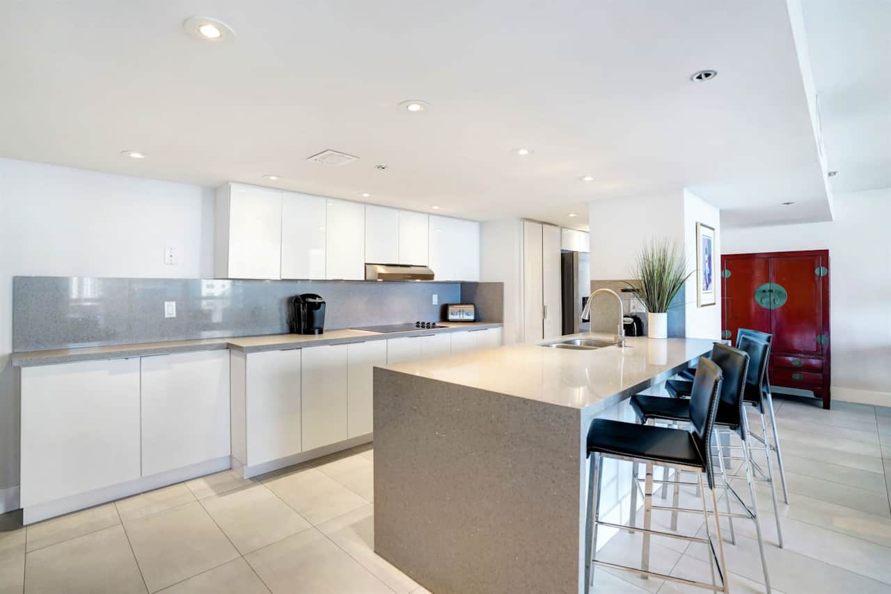 Fully equipped kitchen , seating at counter, washer/dryer