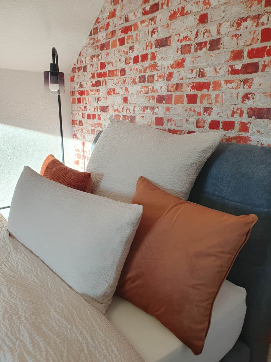 Room Brickstone home4night