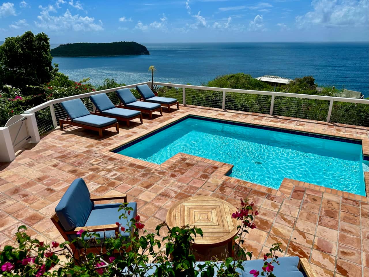 Altamiras large pool deck