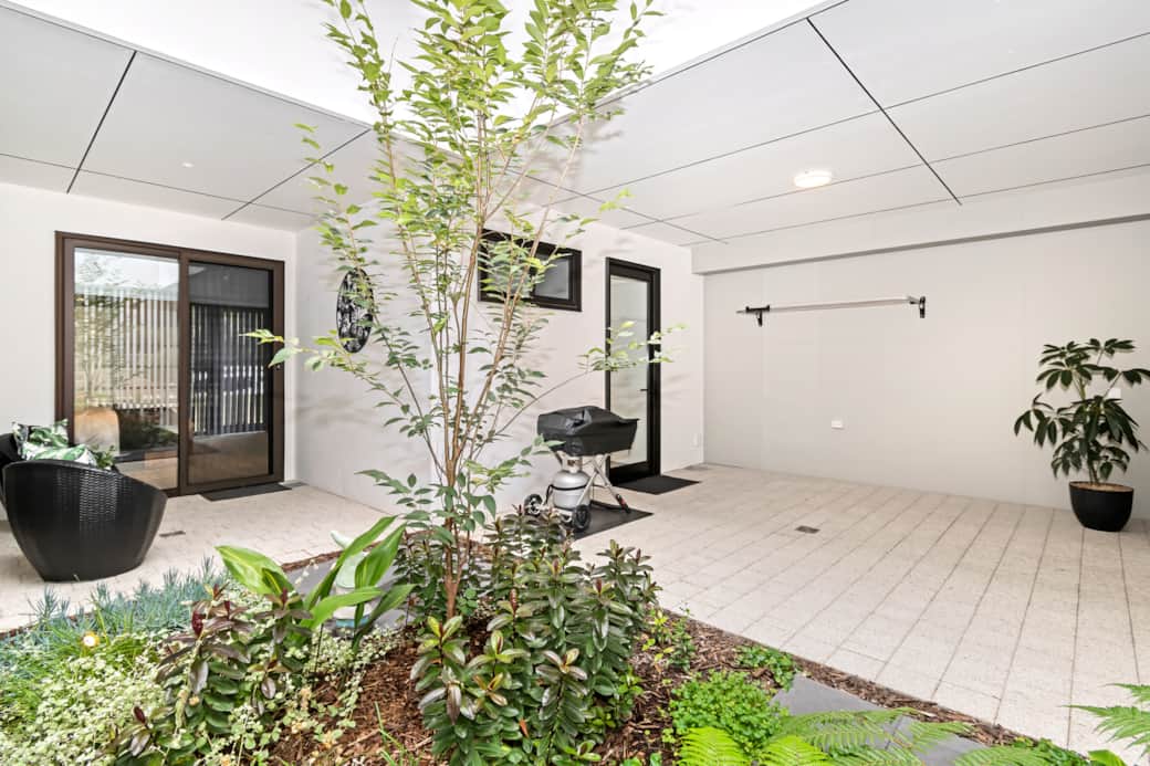 Garden courtyard & BBQ area