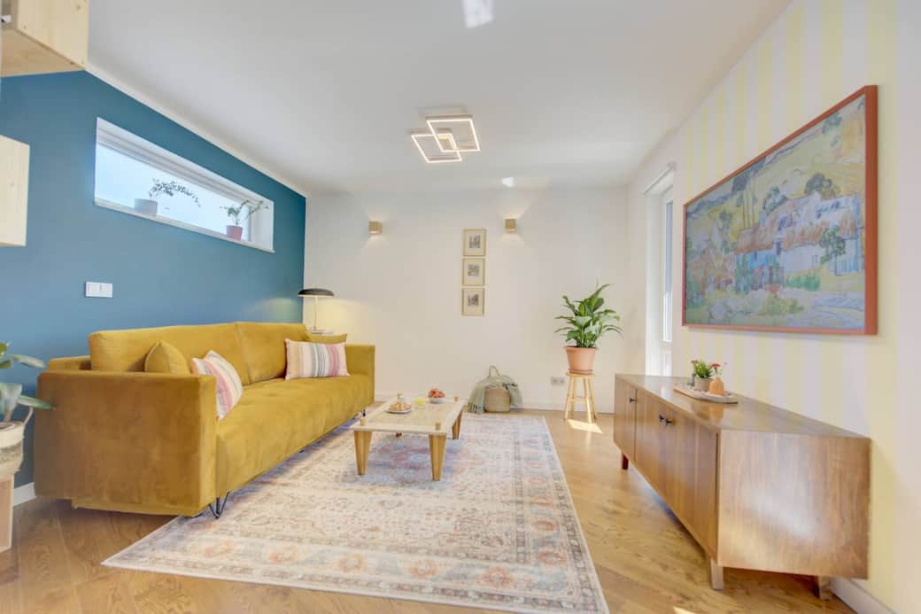 Wohnzimmer mit Büchersammlung und Smart-TV Wohnzimmer mit Büchersammlung und Smart-TV