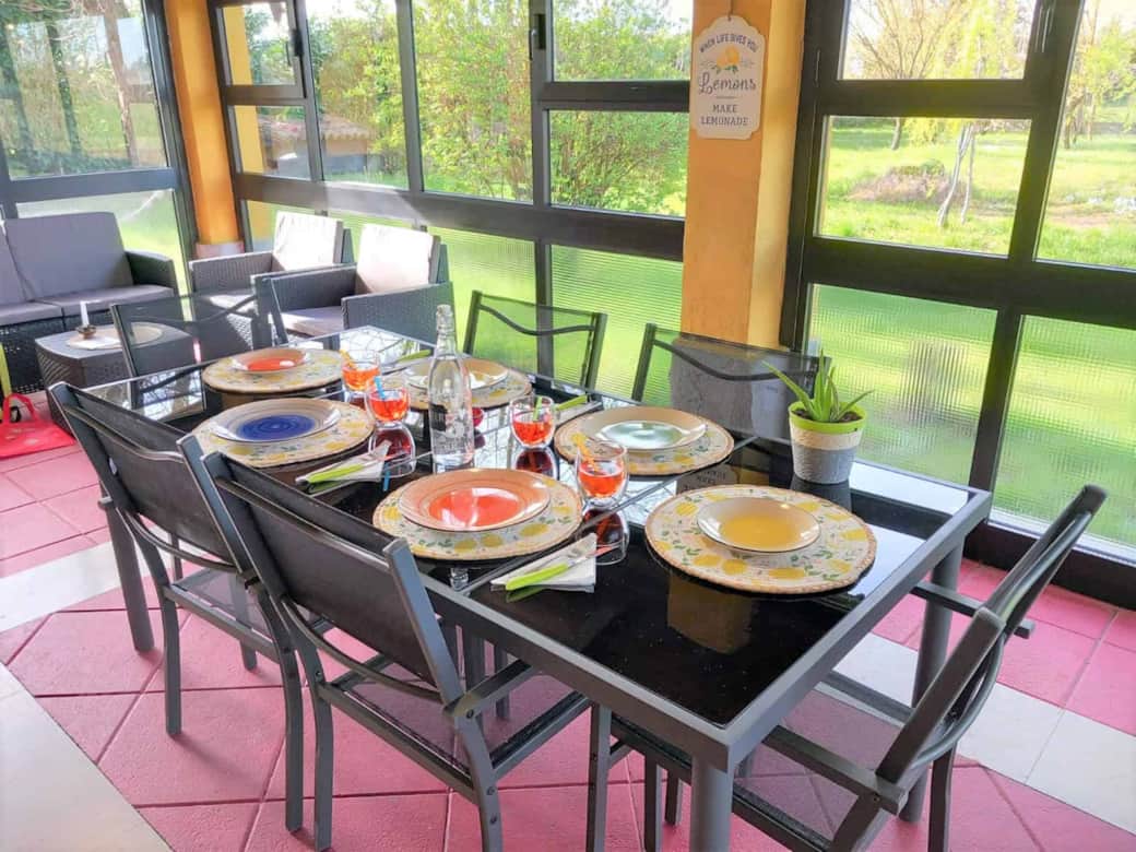 Veranda tavola imbandita