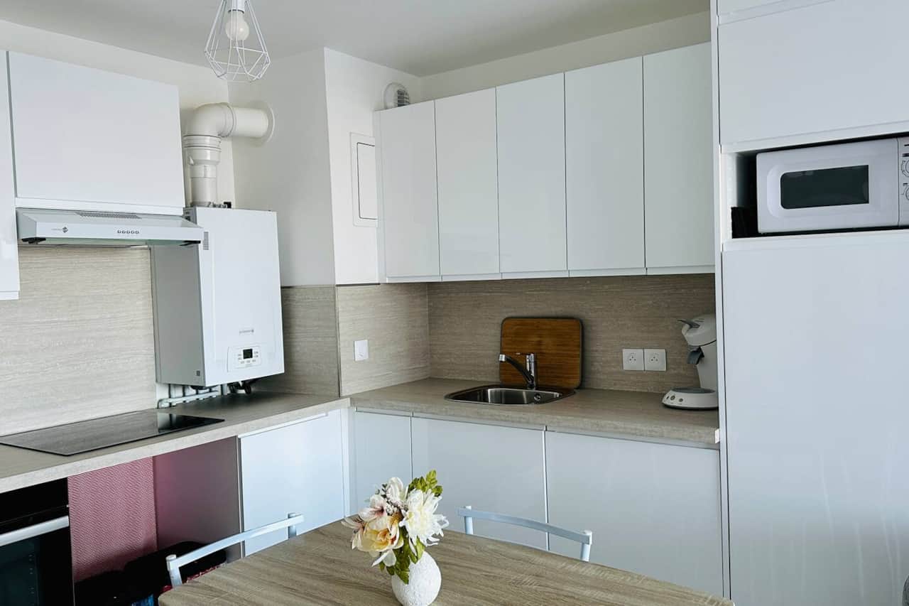 Cuisine, micro-ondes, four, plaques de cuisson, hotte, cafetière Senséo, 