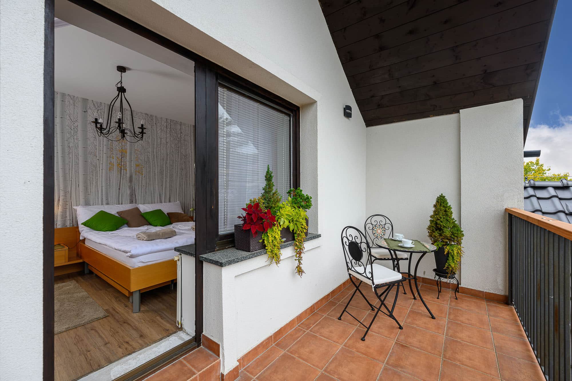 https://l.icdbcdn.com/oh/bbd54835-a11a-49b9-a83c-f17ee5aed1c5.jpg?w=2080-5