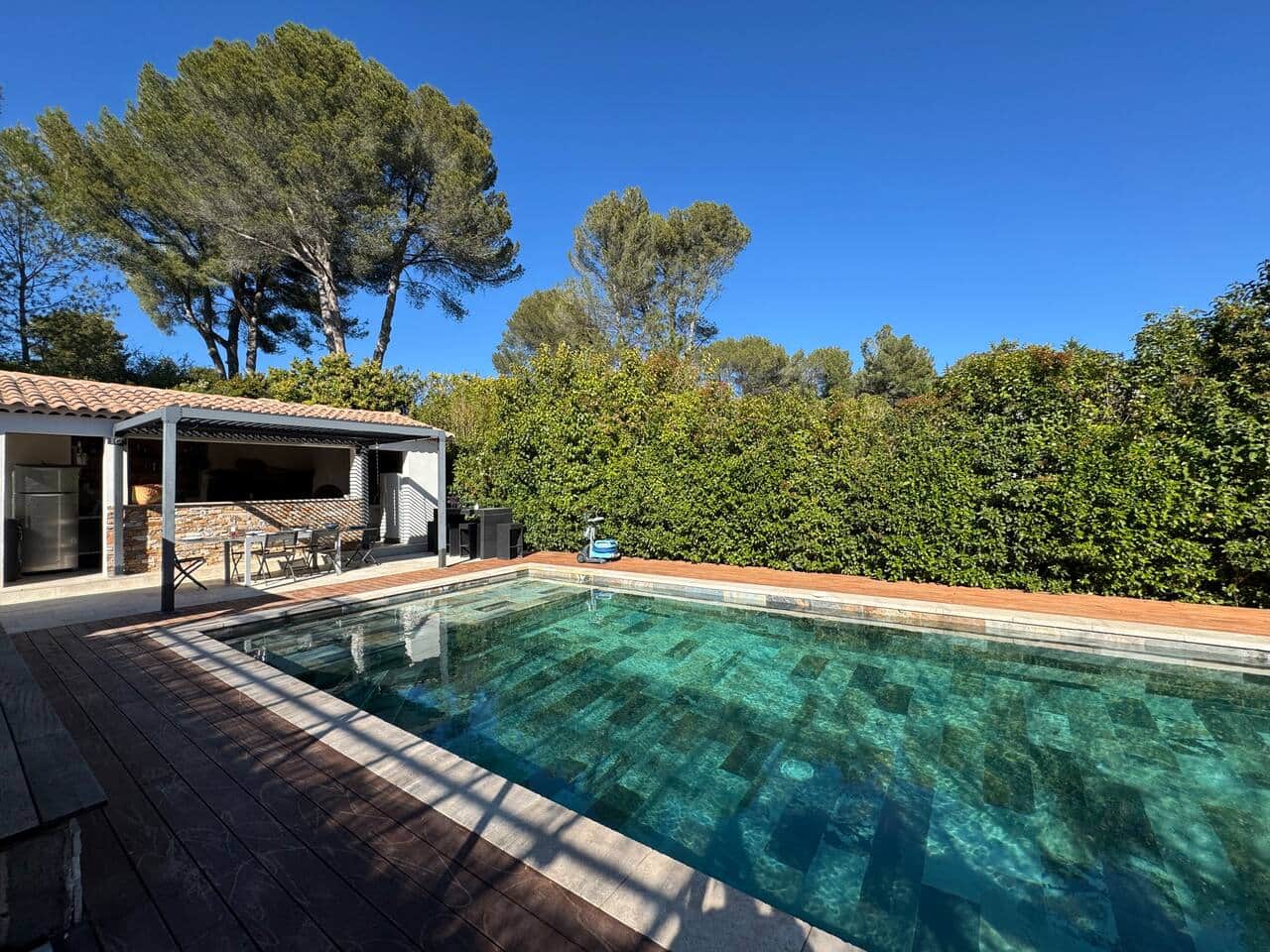 piscine, pool house, table à manger