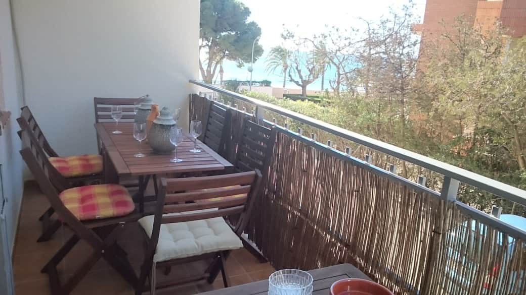 Eat al fresco while looking at the sea and hearing the waves Eat al fresco while looking at the sea and hearing the waves