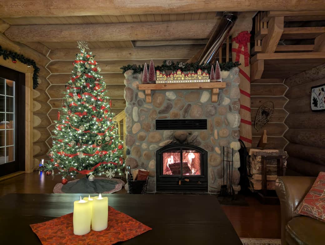 Bear Behind Lodge_Living Room_Christmas_2025_1