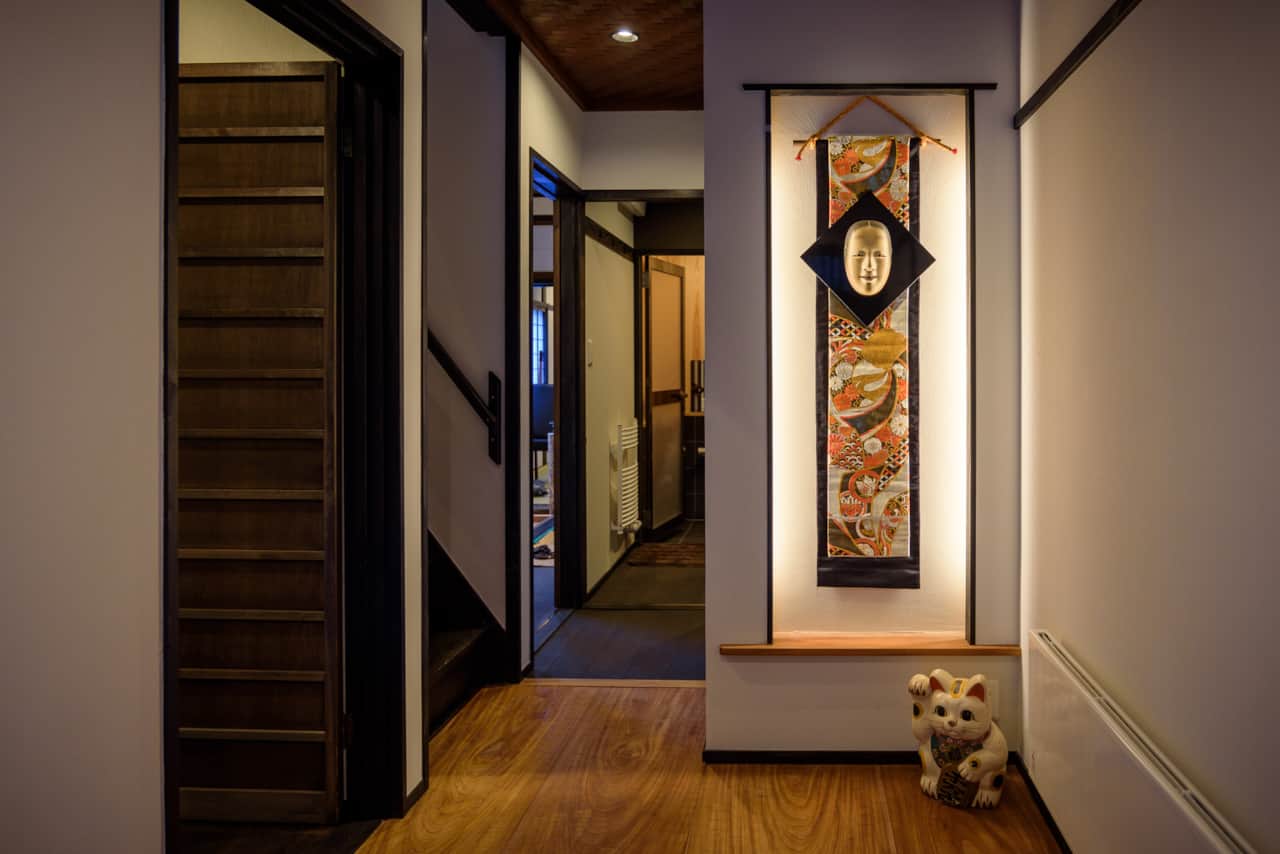 L'entrée de la maison avec un vieux masque Nô