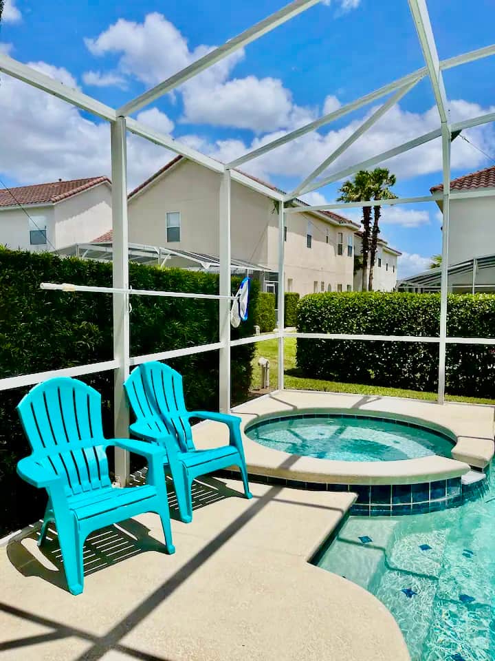 Privacy hedge around your pool and deck space