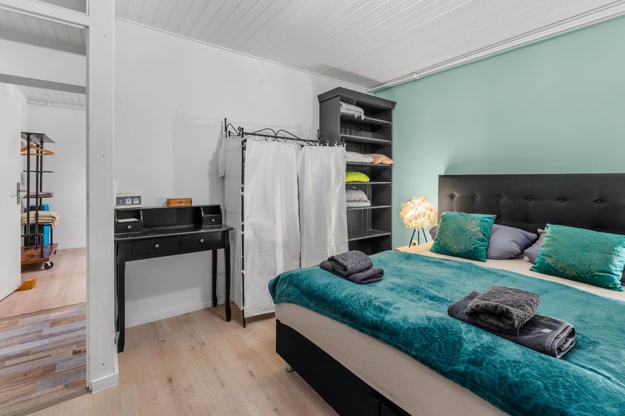 blaues Schlafzimmer mit Doppelbett im Erdgeschoss