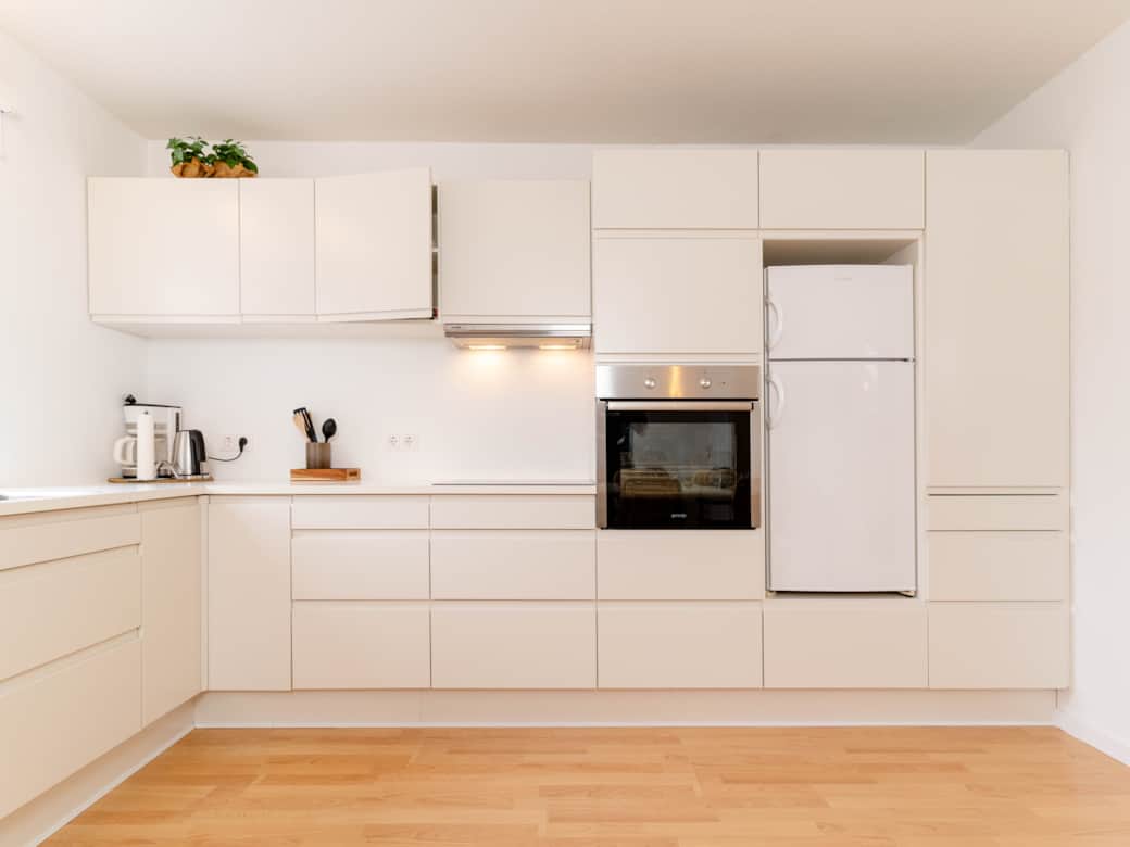 Ofen und Gefrierschrank in Küche Ofen und Gefrierschrank in Küche