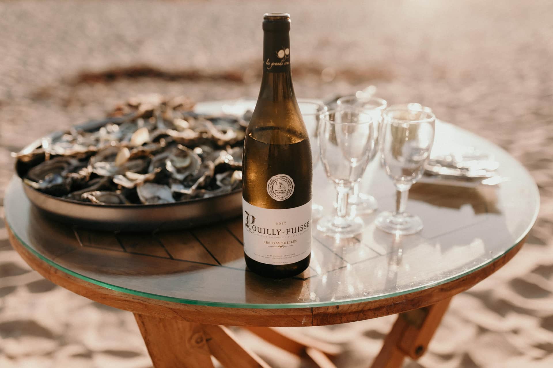 Huîtres fraîches et verre de vin blanc dégustés sur la plage du Bain des Dames à Barneville-Carteret
