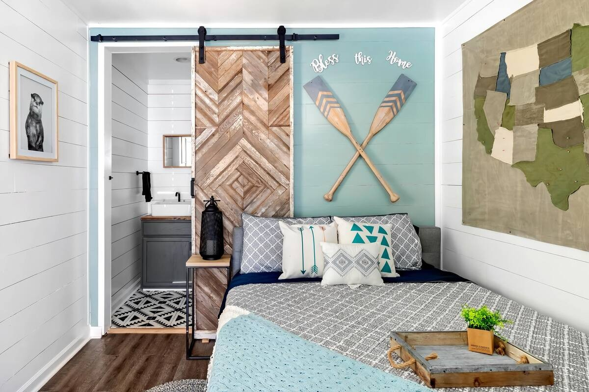 1x Queen Bed