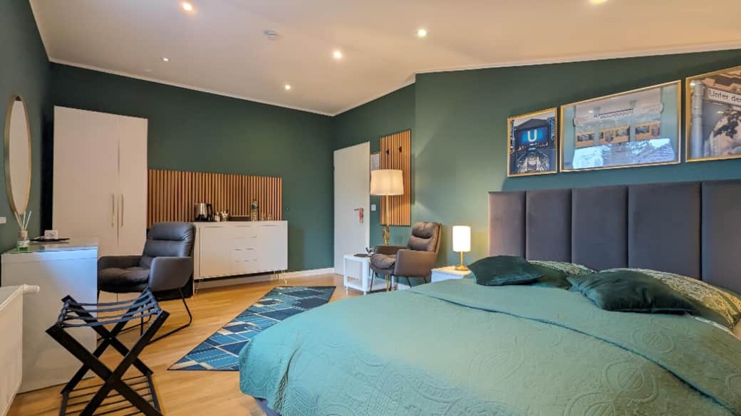 Unser Zimmer wurde sorgfältig gestaltet, um Ihren Aufenthalt so angenehm wie möglich zu gestalten. Von stilvollen Möbeln bis hin zu modernen Annehmlichkeiten bieten diese Zimmer eine einladende Atmosphäre, in der Sie sich wie zu Hause fühlen können.