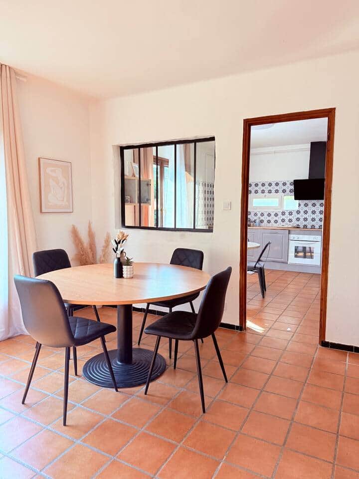 Maison ancienne avec le charme du moderne , salon avec sa table pour vos repas . Maison ancienne avec le charme du moderne , salon avec sa table pour vos repas .