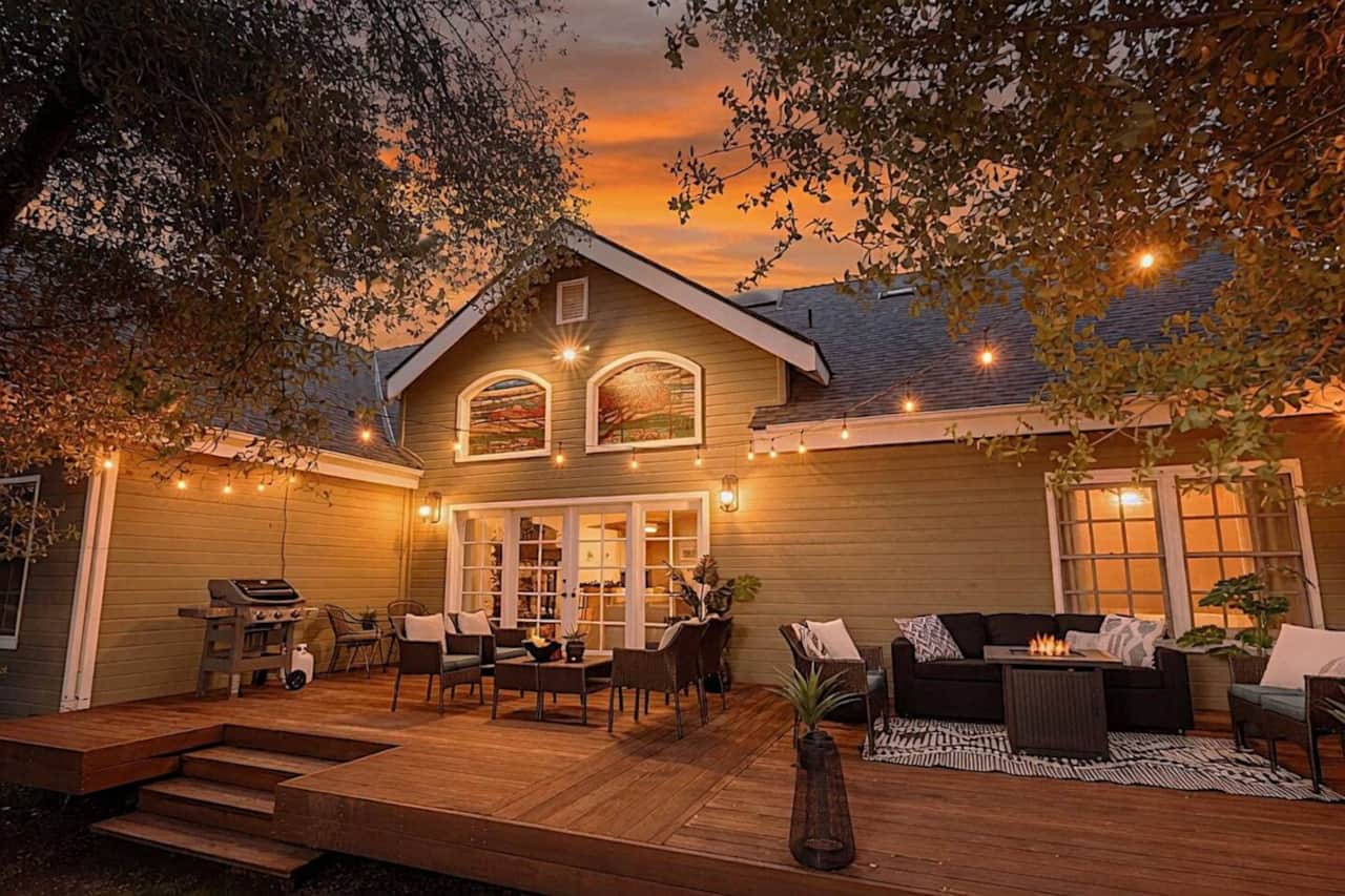 Welcome to Boulder Bliss! Unwind on our deck at twilight, surrounded by trees. Conveniently located just minutes from Yosemite, Bass Lake, grocery stores, and local restaurants.