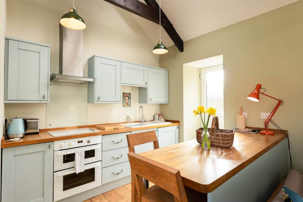 Fully modern kitchen
Breakfast bar with 2 wooden bar stools