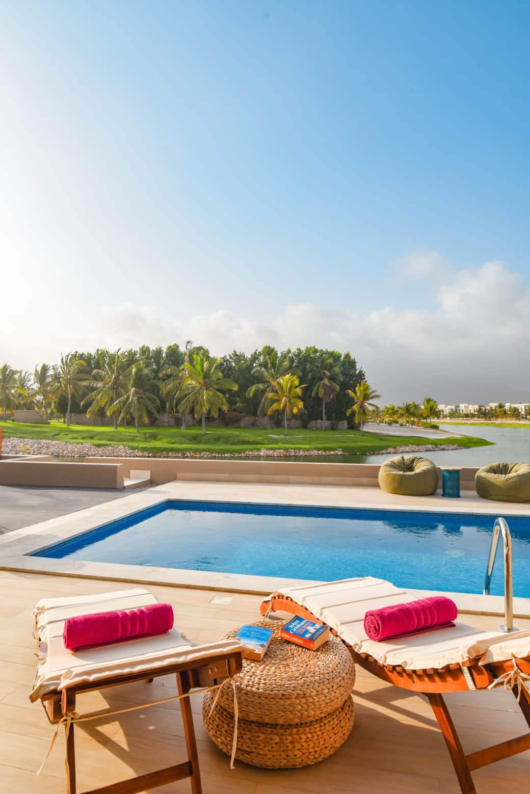 Sun loungers & Pool