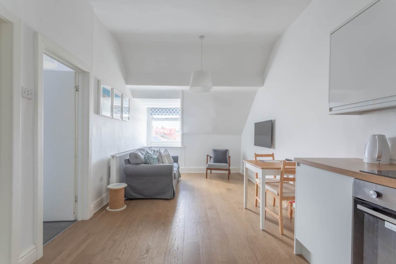 Relax on the sofa in front of the smart TV, or eat breakfast at the dining table.