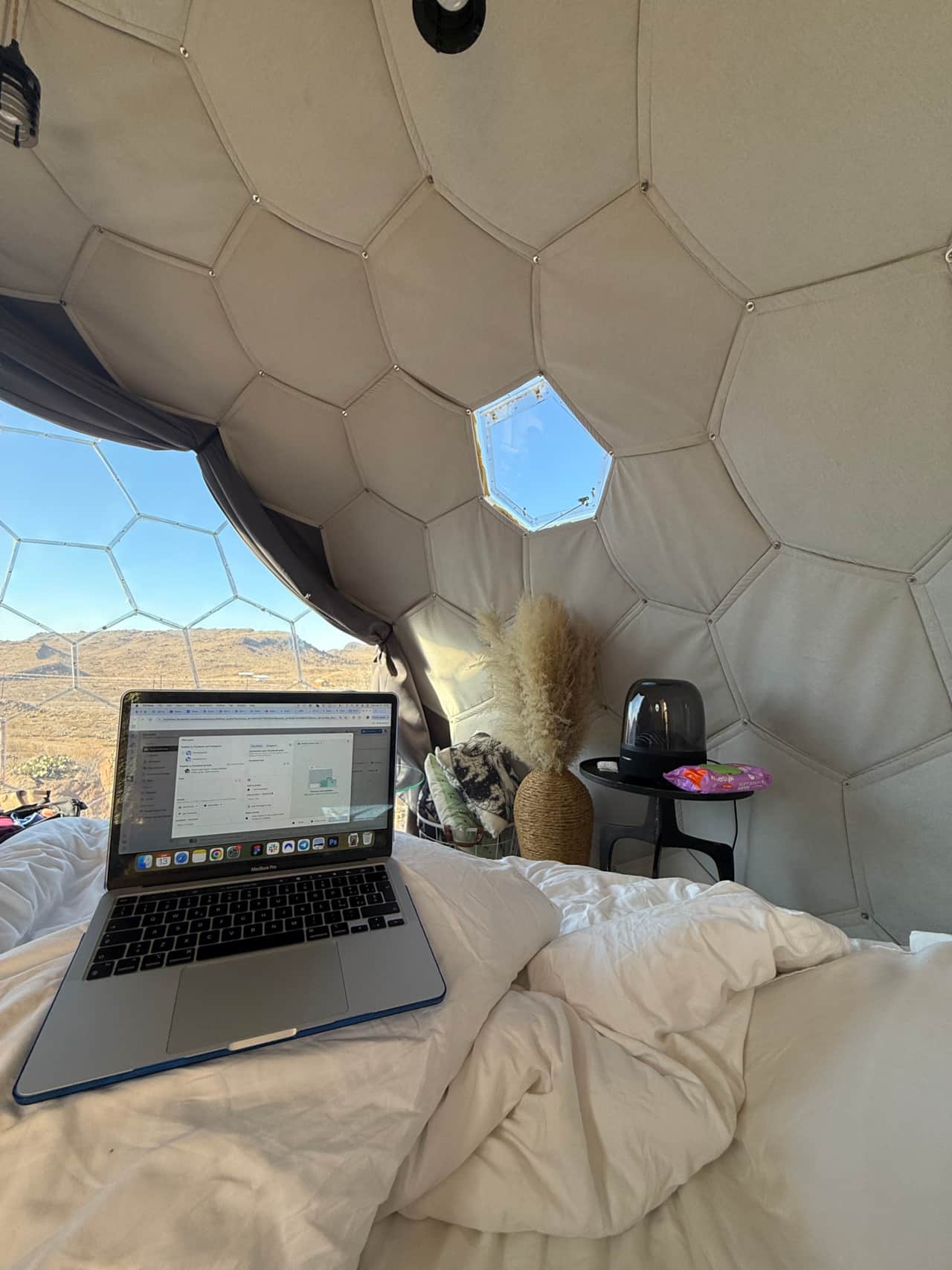 Work-friendly dome interior with desert views – Space Pod 009