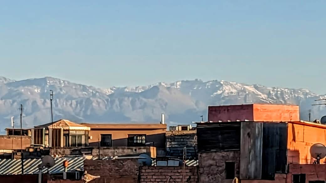Vue sur les montagnes de l'Atlas depuis la sur-terrasse