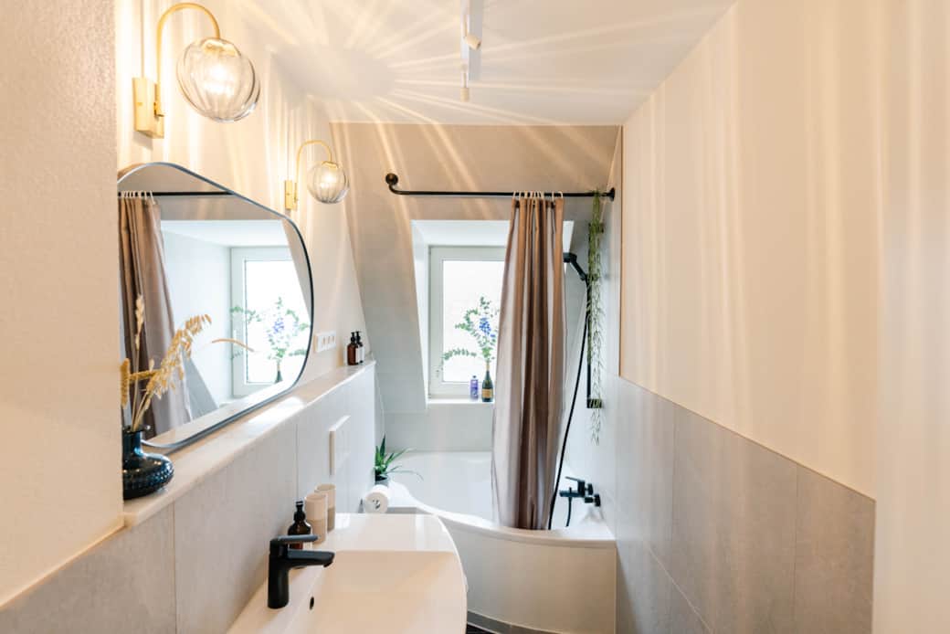 Badezimmer mit großem Spiegel