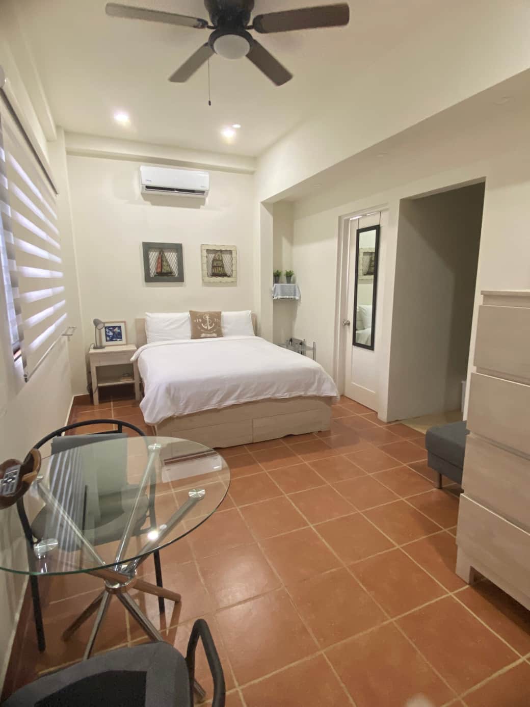 Studio Queen bed Studio Queen bed