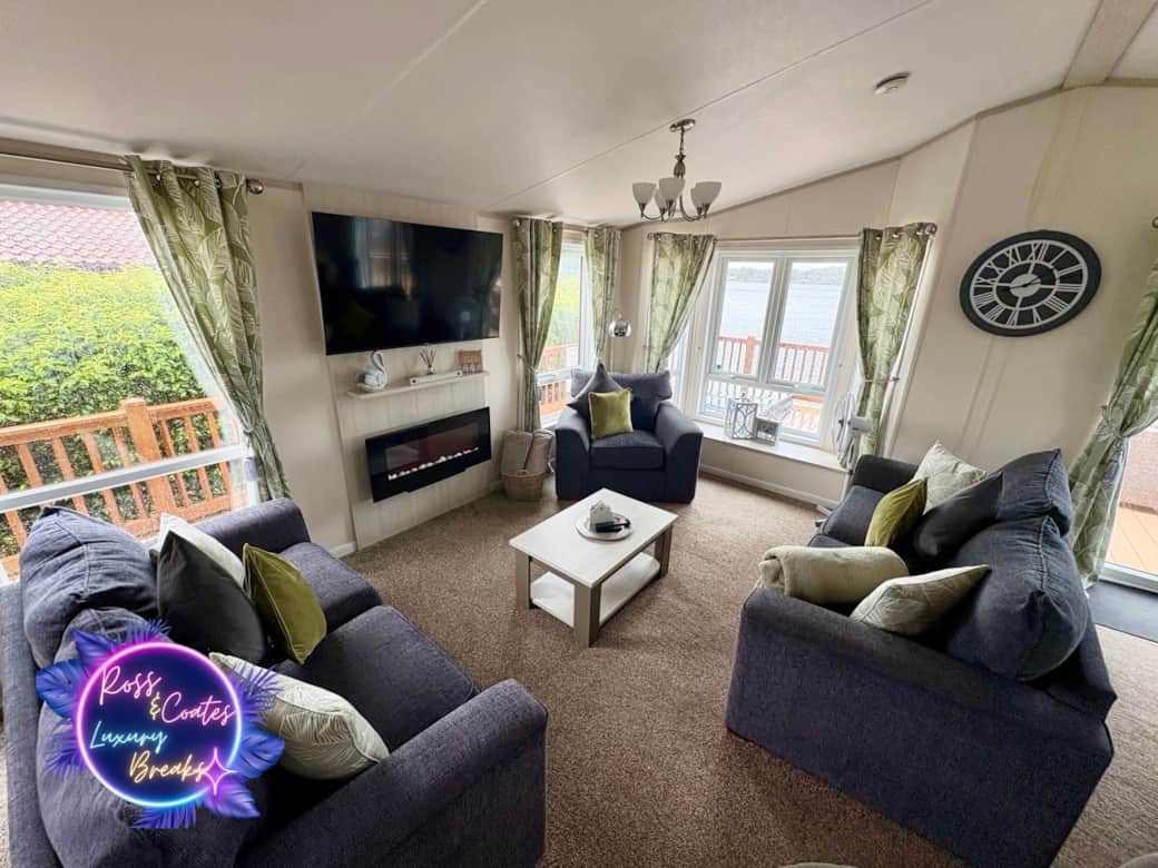 Lounge / Dining Area