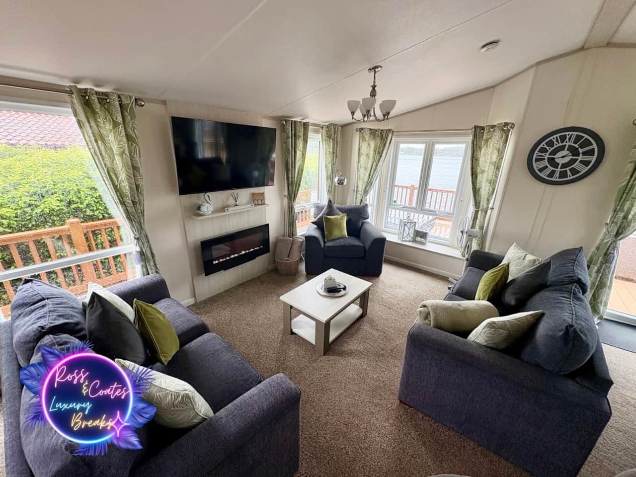 Lounge / Dining Area