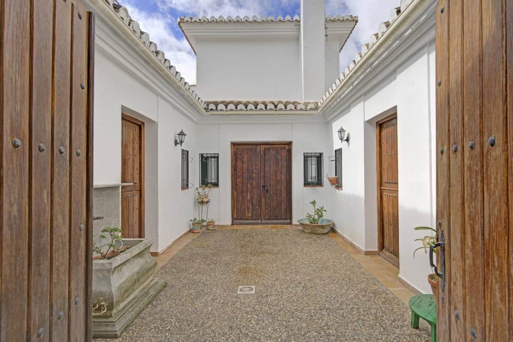 Patio andaluz y entrada
