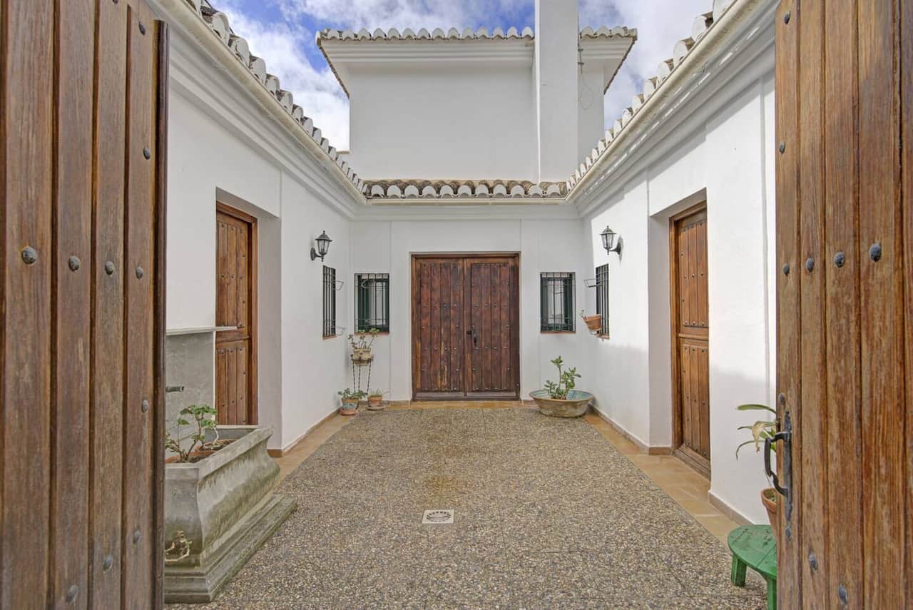 Patio andaluz y entrada